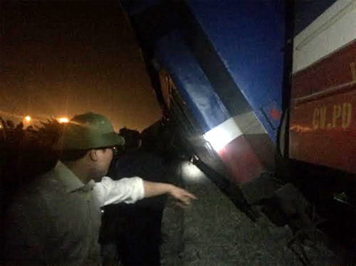 Va chạm xe container cố vượt đường sắt, đầu tàu văng khỏi đường ray