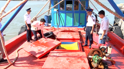 Cảnh sát biển bắt giữ tàu buôn lậu 28.000 lít dầu DO 