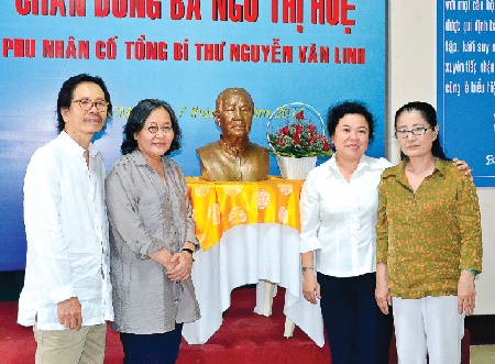 Chị Hồng đúc tượng cô Bảy Huệ