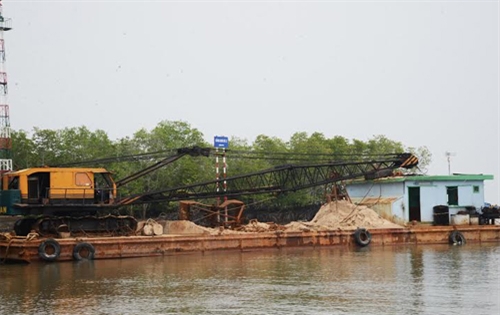 BĐBP TP Hồ Chí Minh bắt giữ 4 phương tiện khai thác cát trái phép
