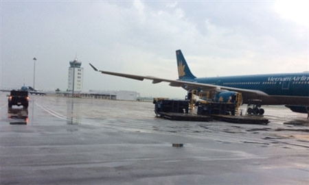 TP Hồ Chí Minh: Hàng không, đường bộ bị ảnh hưởng do mưa lớn 