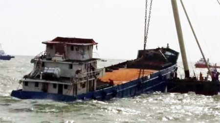 Đưa tàu Hoàng Phúc 18 về Vũng Tàu phục vụ công tác điều tra