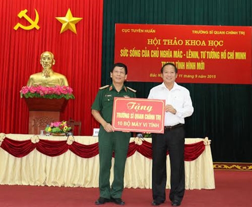 Trao tặng Trường Sĩ quan Chính trị 10 bộ máy vi tính