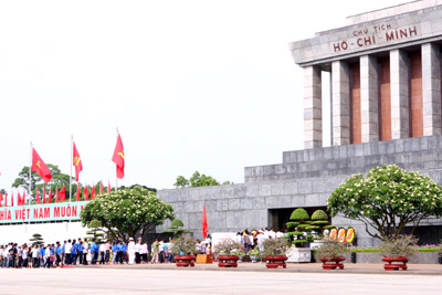 Muôn trái tim hướng về Bác