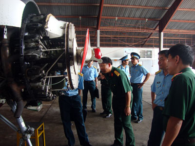 Kiểm tra toàn diện công tác kỹ thuật Trường Sĩ quan Không quân