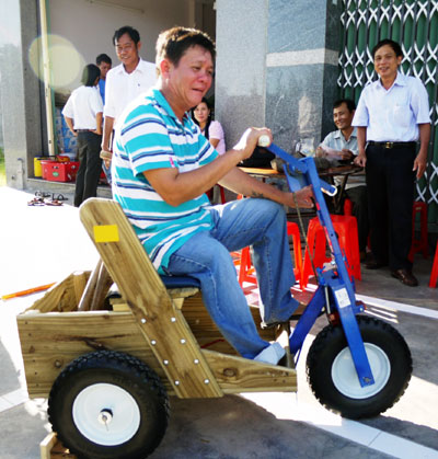 Tặng xe lăn cho thương binh Trường Sa