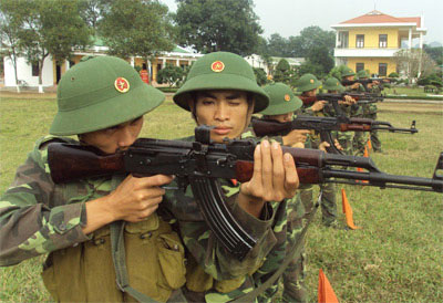 Thi bắn súng đối với cán bộ trung đội trưởng