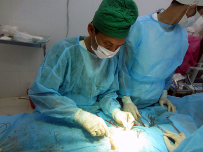 Bệnh xá thị trấn Trường Sa mổ cứu sống một ngư dân bị viêm ruột thừa