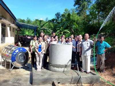 Tặng 130 phần quà và công trình nước sạch