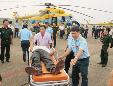 Bay cấp cứu thành công đưa bệnh nhân ở đảo Trường Sa vào đất liền