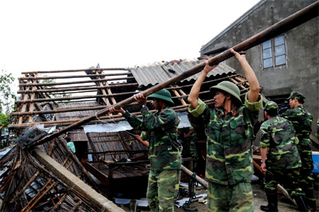 Bộ đội về nhanh vùng mưa,  bão giúp dân