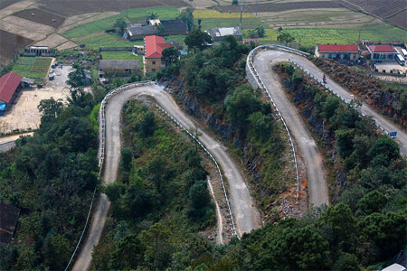 Đường lên cao nguyên đá