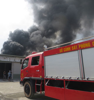 Hà Nội: Công ty sản xuất đệm mút bị cháy