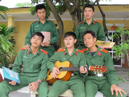 Sách bên hoa, đàn bên súng