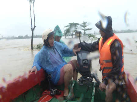 Quân khu 5: Gần 3.000 cán bộ, chiến sĩ ứng cứu dân trong lũ dữ