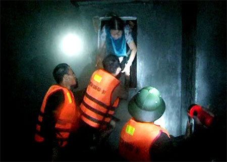 Trắng đêm vượt lũ cứu dân