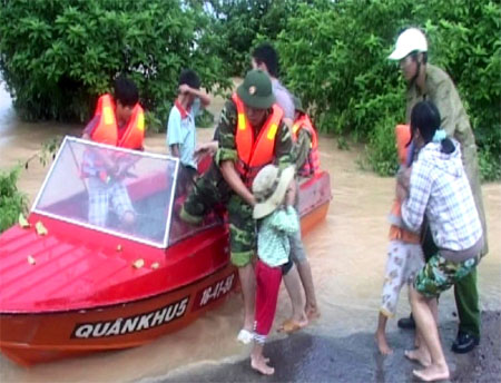 Dàn quân giúp dân khắc phục hậu quả mưa lũ