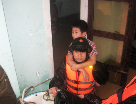 Hai tấm gương cứu dân trong lũ