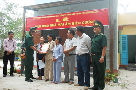 Bàn giao nhà “Mái ấm biên cương” cho hai hộ gia đình nghèo 