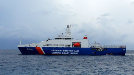 Tàu CSB-8001 trong hành trình thăm, tặng quà Trường Sa (clip)