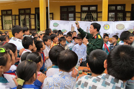 Giáo dục phòng tránh bom, mìn trực quan, trực tiếp