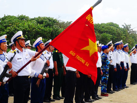 Trên sóng dữ Trường Sa