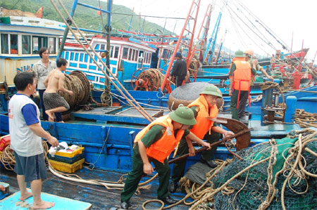 Giúp ngư dân chủ động đối phó với bão số 13