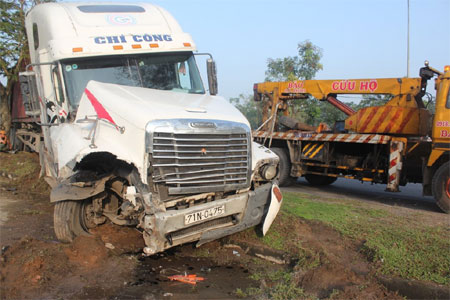 Xe đầu kéo đâm nát ô tô, 5 người thoát chết may mắn