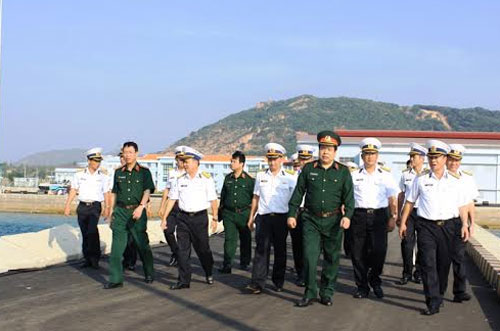 Đại tướng Phùng Quang Thanh làm việc tại Bộ tư lệnh Vùng 4 Hải quân