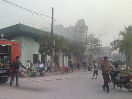 Hà Nam: Cháy lớn tại kho bánh kẹo dự trữ bán dịp tết