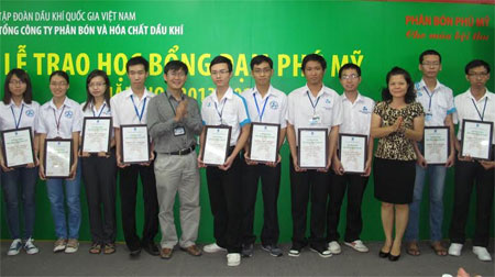 Trao học bổng cho sinh viên nghèo, con của cán bộ, chiến sĩ Hải quân