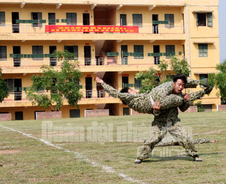 Đặc công tay không đánh đối kháng (xem clip)