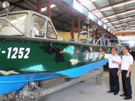 Làm chủ công nghệ hiện đại trên ô tô và xuồng công tác chuyên dụng