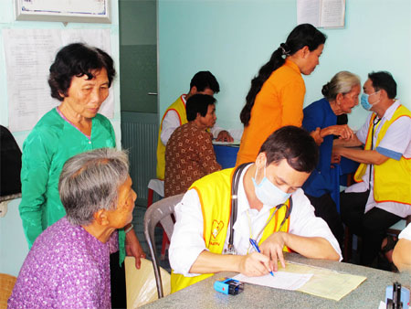 Nặng nghĩa với đồng bào nghèo