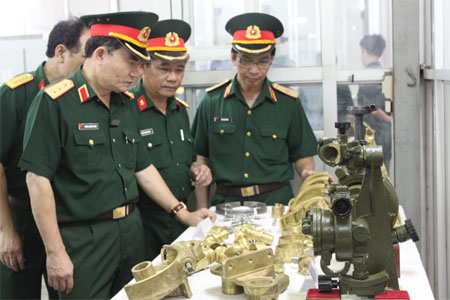 Phát triển công nghệ và phát huy nhân tố con người