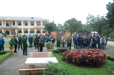 Tổ chức cho thanh niên trúng tuyển NVQS và người nhà tham quan đơn vị mới