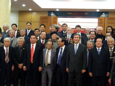 Ban Bí thư gặp gỡ các văn nghệ sĩ và trí thức