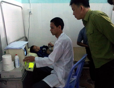 Giúp đồng bào vùng phên giậu 