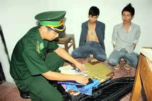 Bắt 3 đối tượng vận chuyển hơn 13 nghìn viên ma túy tổng hợp