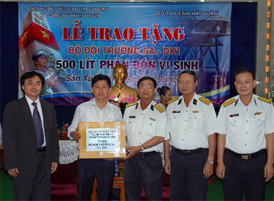 Trao tặng phân bón vi sinh cho bộ đội Trường Sa-DK1