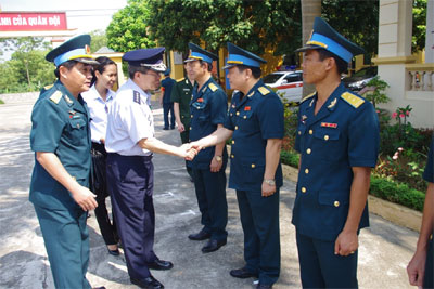 Đoàn sĩ quan cấp cao Lực lượng Tự vệ trên không Nhật Bản thăm Đoàn Tên lửa phòng không 64