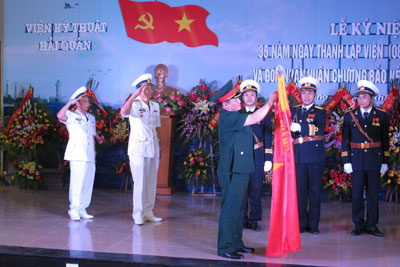 Đón nhận Huân chương Bảo vệ Tổ quốc hạng Nhất