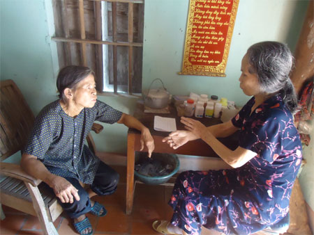 Cựu nữ y sĩ quân y hết lòng chăm sóc sức khỏe cho dân