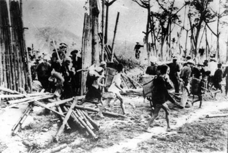 Tiến công quân sự hỗ trợ quần chúng đấu tranh chính trị