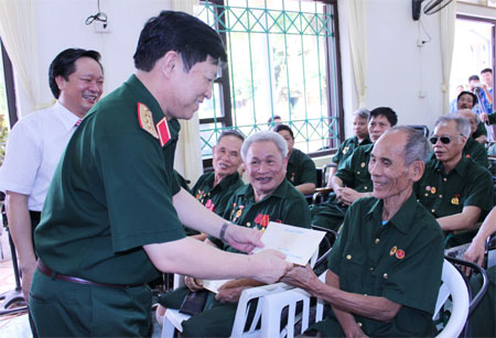 Thượng tướng Ngô Xuân Lịch tặng quà Trung tâm Điều dưỡng Thương binh Duy Tiên