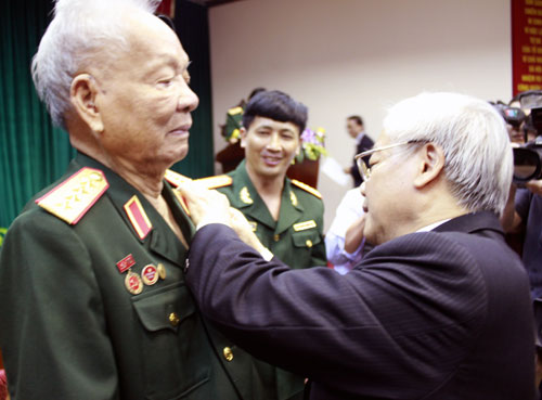 Trao Huy hiệu 75 tuổi Đảng tặng đồng chí Lê Đức Anh