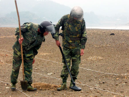 Đồng đội tôi “bắt thần chết” giấu mặt trong đất