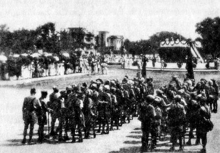 Tổ chức và sử dụng đội quân chủ lực chiến đấu, hỗ trợ giành chính quyền