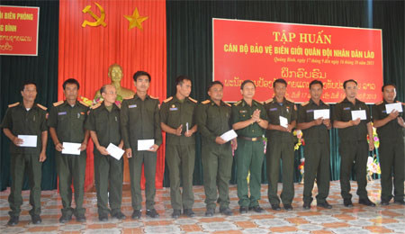 Tập huấn cho 25 cán bộ bảo vệ biên giới Quân đội nhân dân Lào