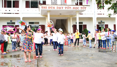 Phá cỗ, trông trăng, ấm áp tình người...